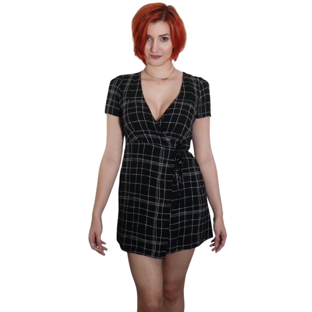 Forever 21 Black & White Grid Print Wrap Dress Size Small Mini Short Sleeves